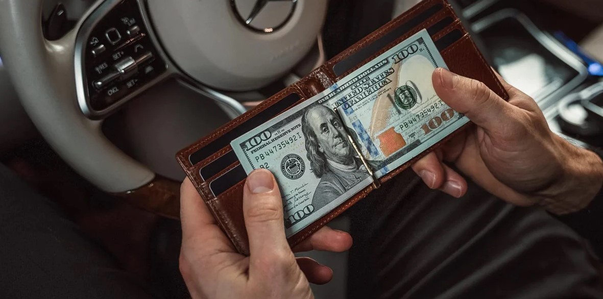 leather-money-clip-wallet_e9c27480-2d6d-4fa0-a13a-5dc119256e14.jpg?v=1710502663